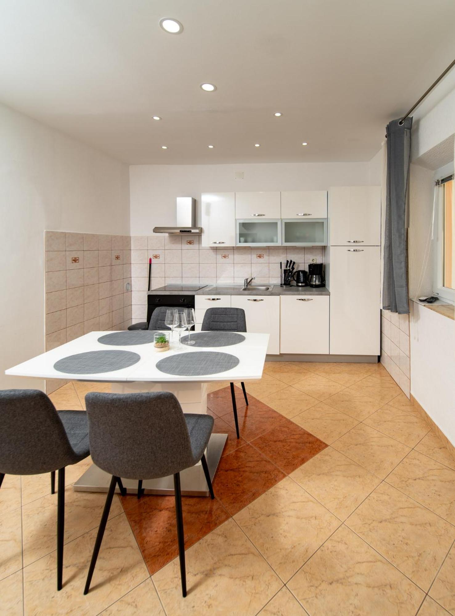 Apartments Lores Rab Town Buitenkant foto